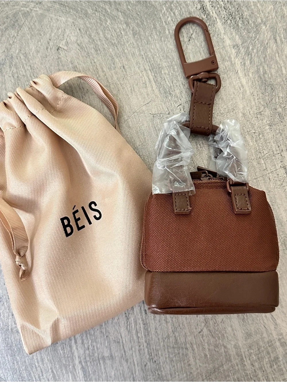 BEIS Brown Maple Weekender Micro Mini Bag Charm - Picture 2 of 2